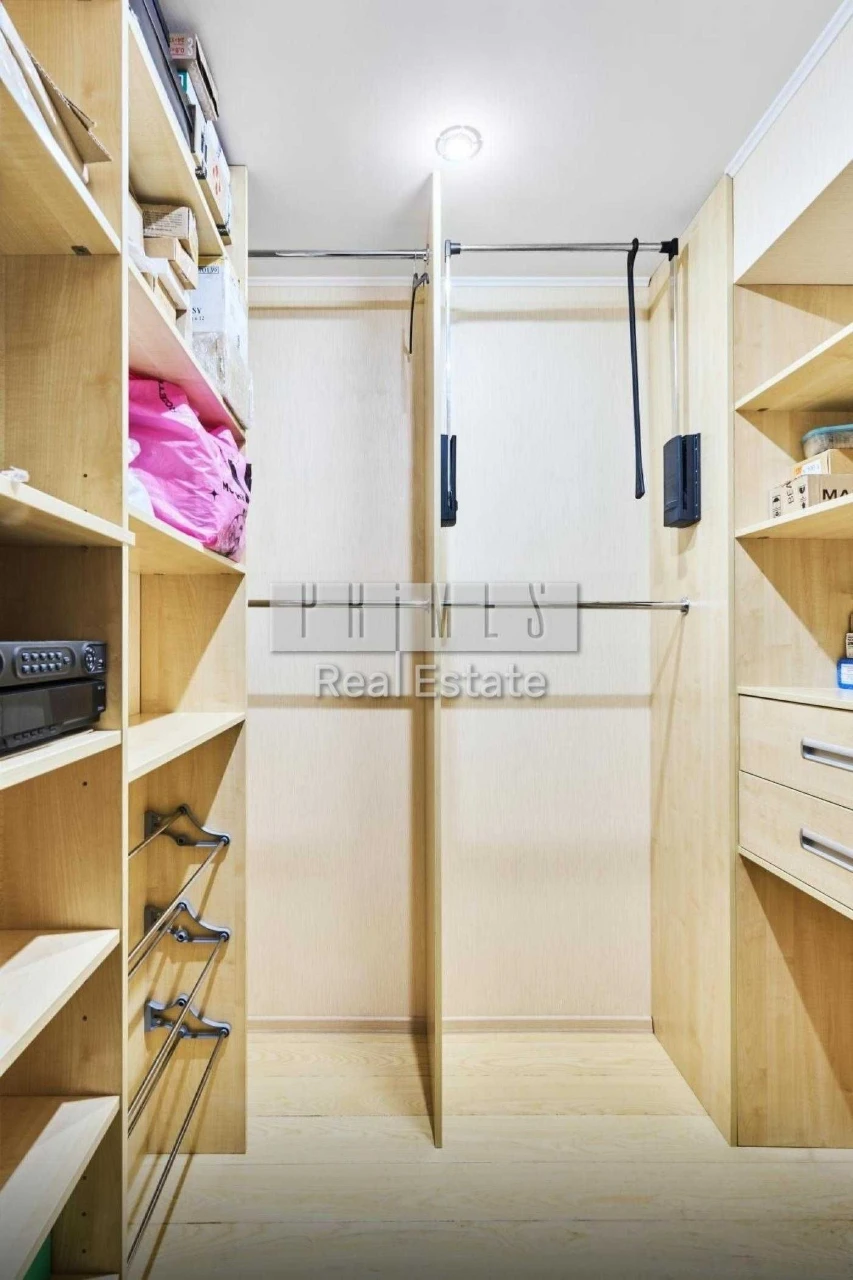 Sale of spacious 3-bedroom apartment with parking, street Tarasiv