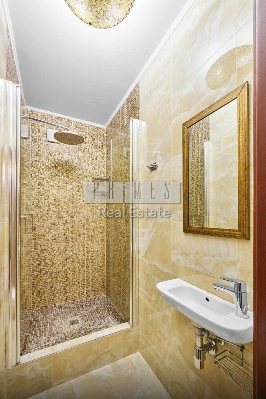 Sale of spacious 3-bedroom apartment with parking, street Tarasiv