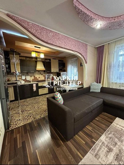 Q. S1 I will sell a 3-room apartment in the Yantarny residential complex, Trakto Avenue.