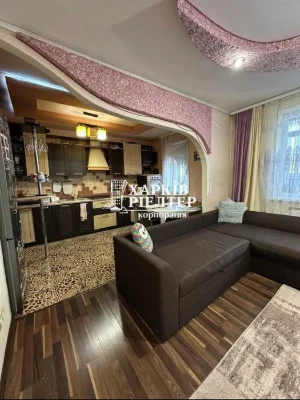 Q. S1 I will sell a 3-room apartment in the Yantarny residential complex, Trakto Avenue.