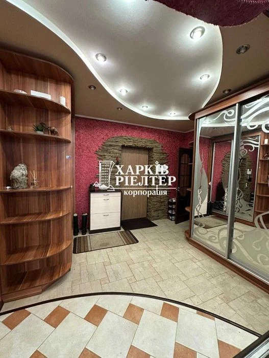 Q. S1 I will sell a 3-room apartment in the Yantarny residential complex, Trakto Avenue.