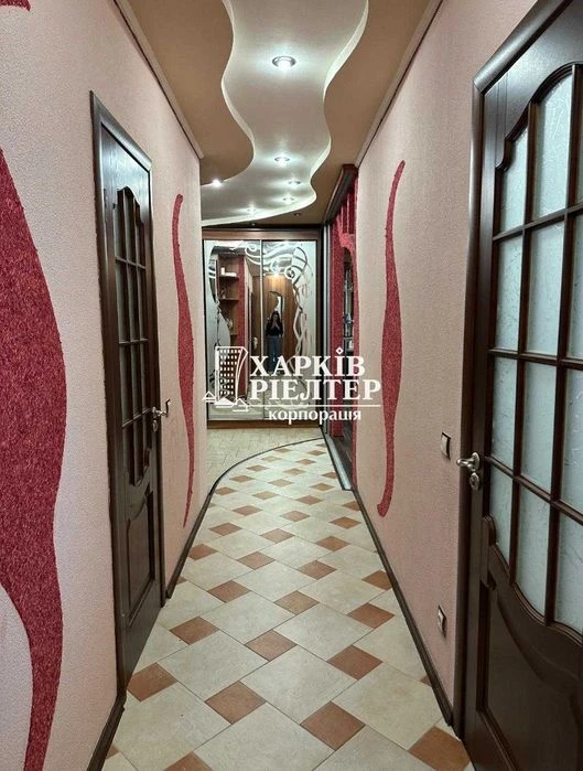Q. S1 I will sell a 3-room apartment in the Yantarny residential complex, Trakto Avenue.