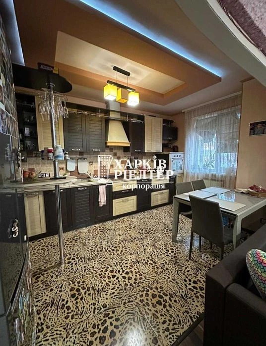 Q. S1 I will sell a 3-room apartment in the Yantarny residential complex, Trakto Avenue.