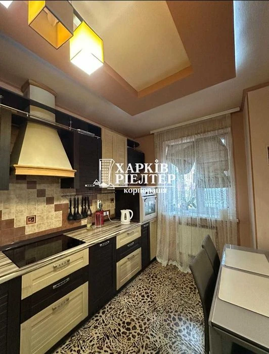 Q. S1 I will sell a 3-room apartment in the Yantarny residential complex, Trakto Avenue.