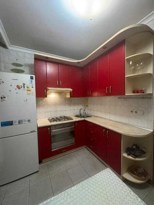 I am selling a 3-room apartment near Sosnovaya Gorka.