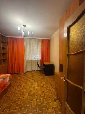 I am selling a 3-room apartment near Sosnovaya Gorka.