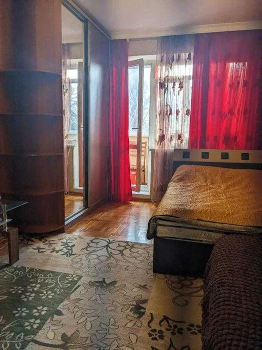 I am selling a 3-room apartment near Sosnovaya Gorka.
