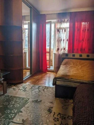 I am selling a 3-room apartment near Sosnovaya Gorka.