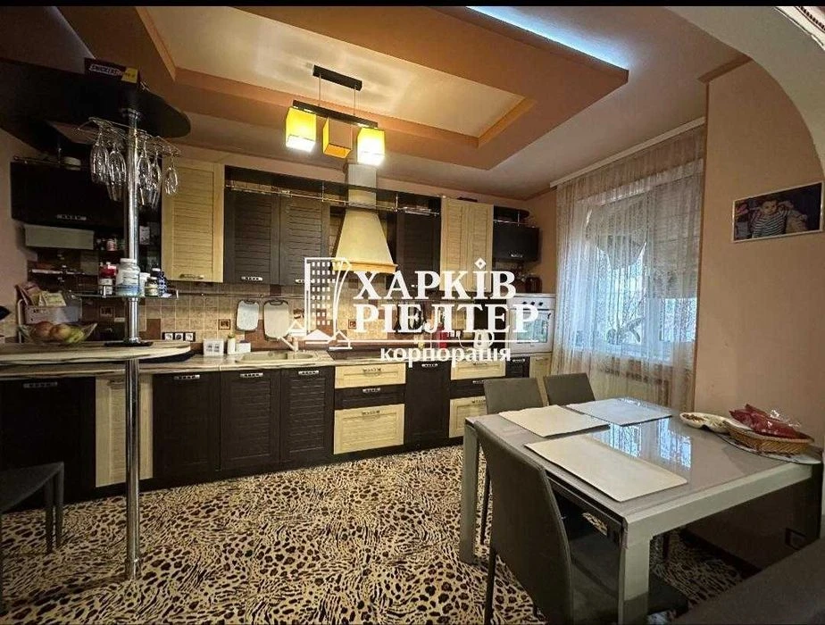Q. S1 I will sell a 3-room apartment in the Yantarny residential complex, Trakto Avenue.