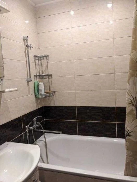 I am selling a 3-room apartment near Sosnovaya Gorka.
