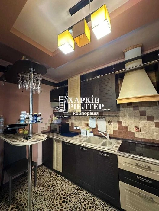 Q. S1 I will sell a 3-room apartment in the Yantarny residential complex, Trakto Avenue.