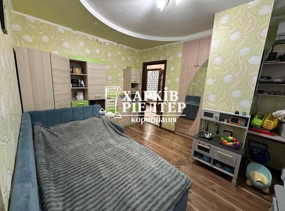 Q. S1 I will sell a 3-room apartment in the Yantarny residential complex, Trakto Avenue.