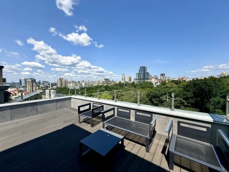 Продаж квартири 3-кімн. 142 м² 6/7 пов.