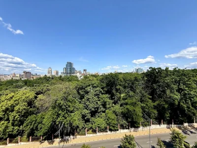 Продаж квартири 3-кімн. 142 м² 6/7 пов.