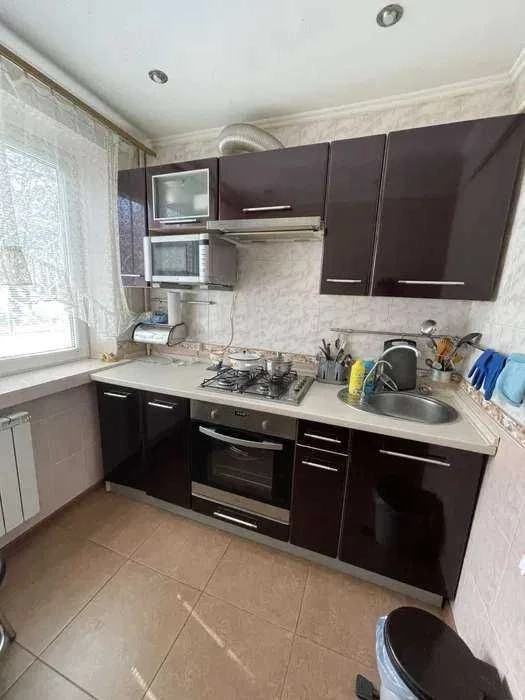 Продається 2-кімнатна квартира на вул. Світлій в гарному стані