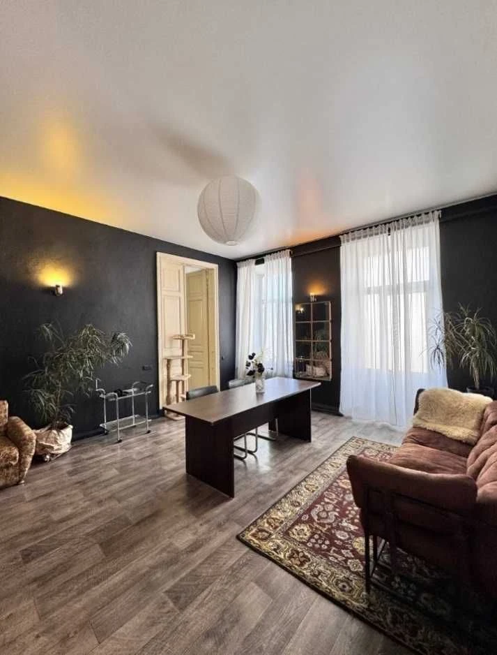 Продам 5-комнатную квартиру в центре, с ремонтом.