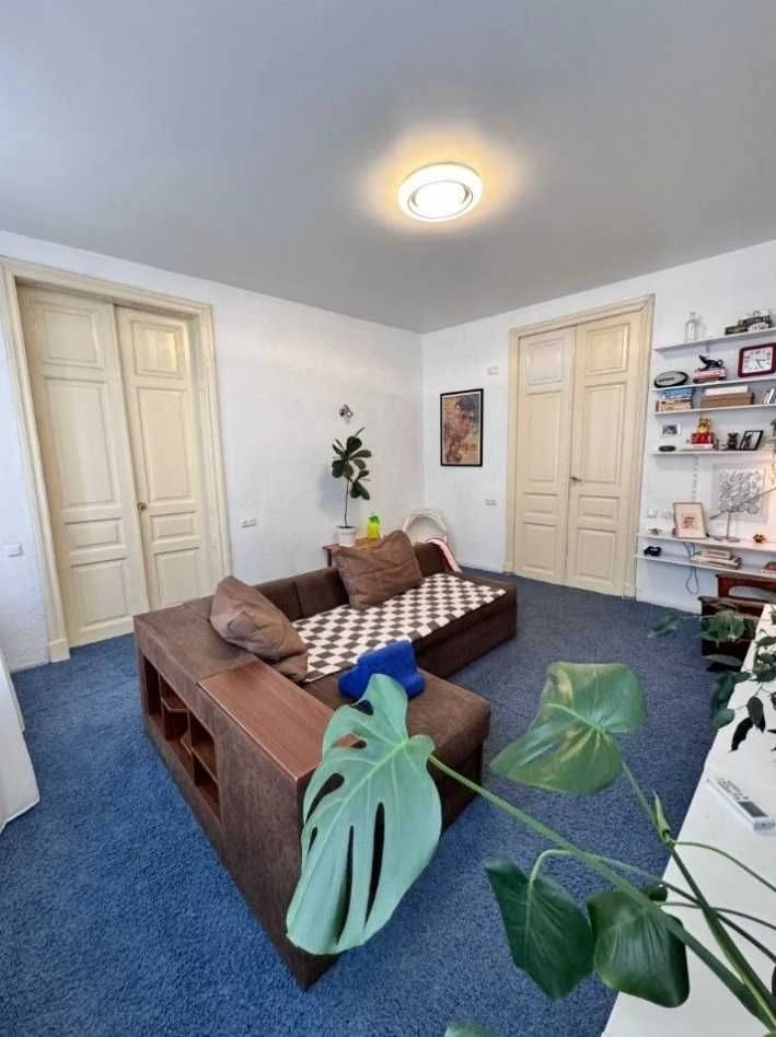 Продам 5-комнатную квартиру в центре, с ремонтом.
