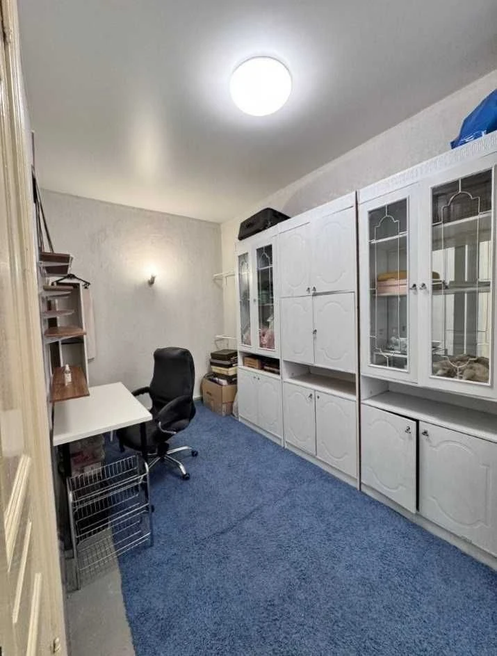 Продам 5-комнатную квартиру в центре, с ремонтом.