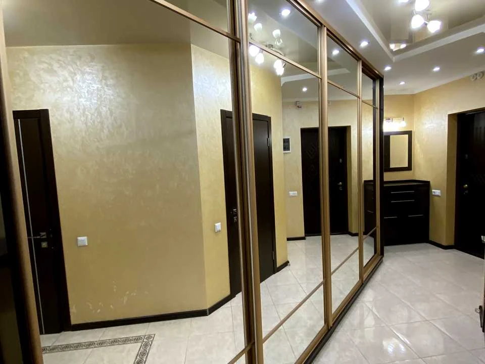 Apartment. Дніprovs'ka naborozhna vul.