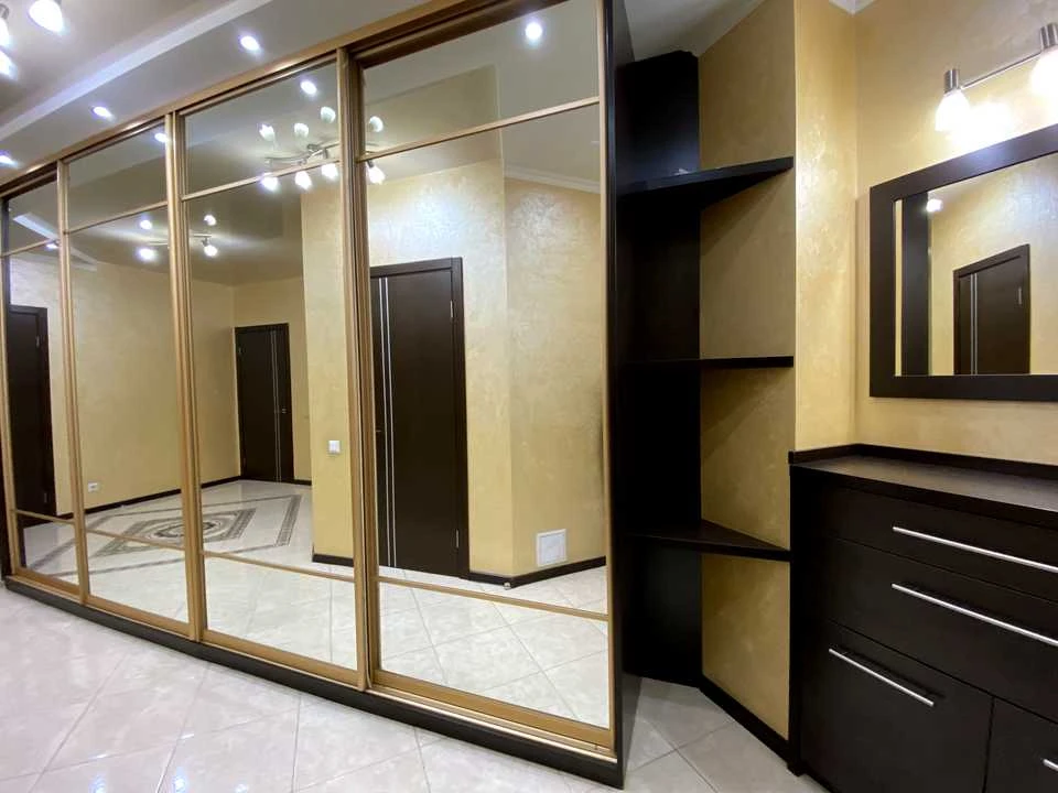 Apartment. Дніprovs'ka naborozhna vul.