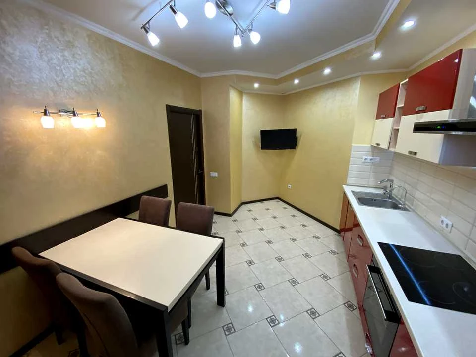 Apartment. Дніprovs'ka naborozhna vul.