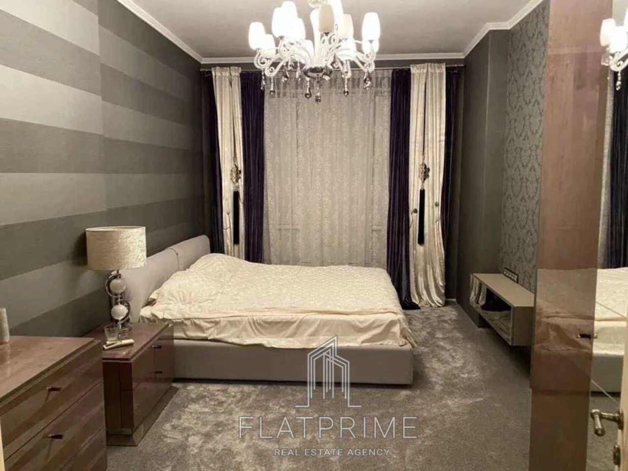 Pechersk District, Palace "Ukraine" Metro, near Kyiv City Prosecutor's Office, Vasil Tutennyk Street, 37/1