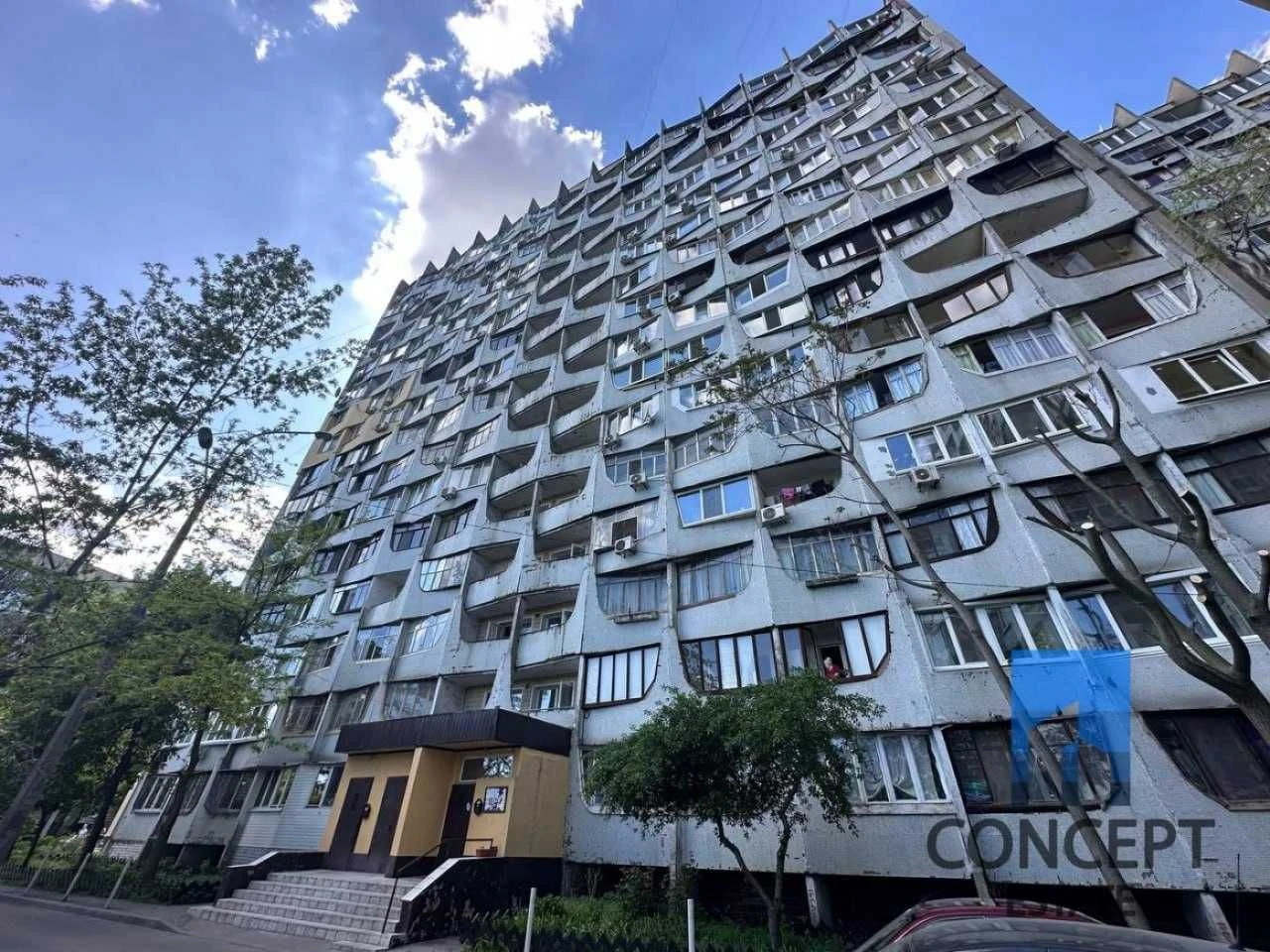 For Sale Spacious 3-bedroom apartment in district "Pryvomya" 6. Near yacht club.