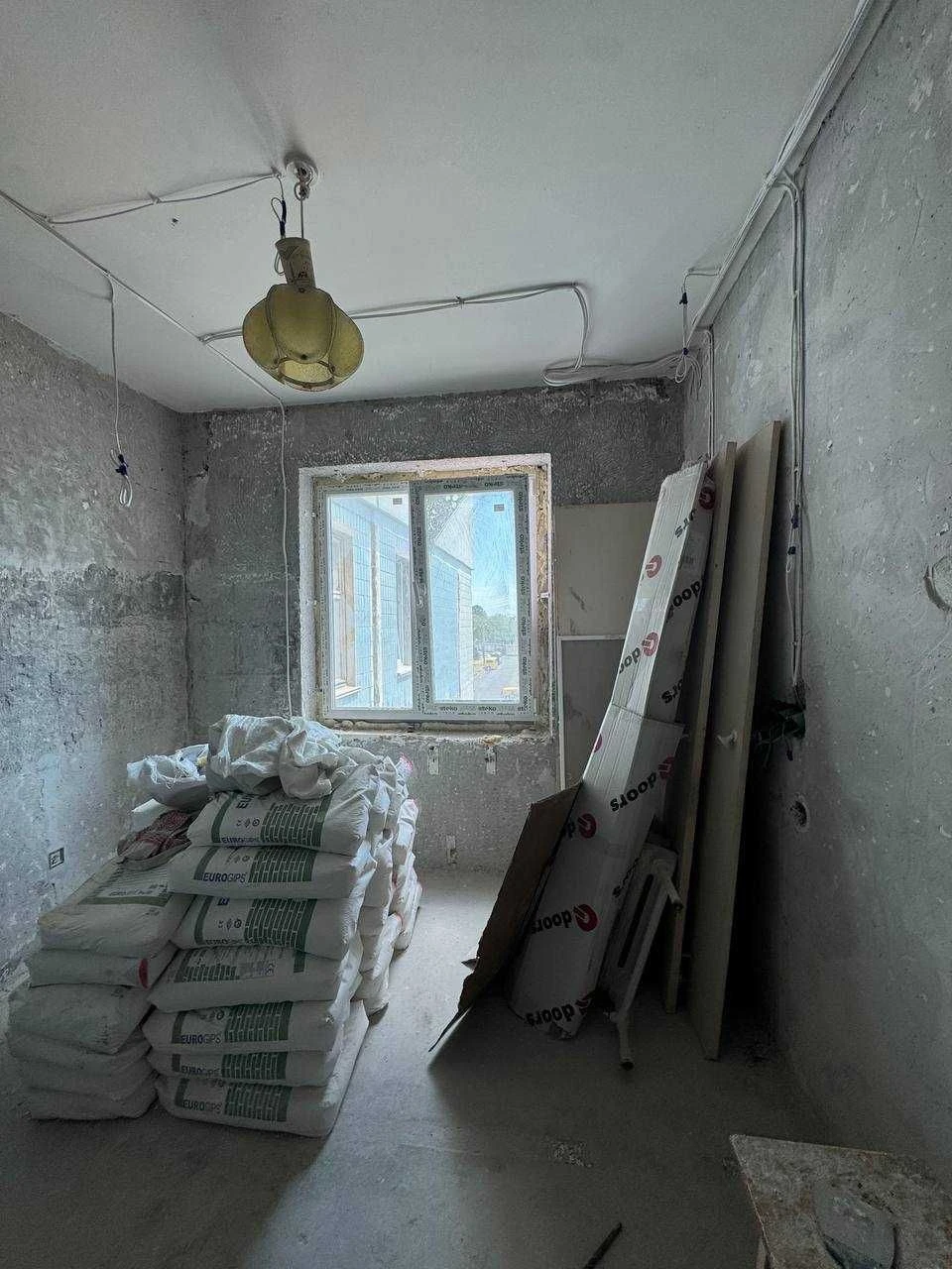 Продам 4 комнатную квартиру на Акаднмика Королева по выгодно