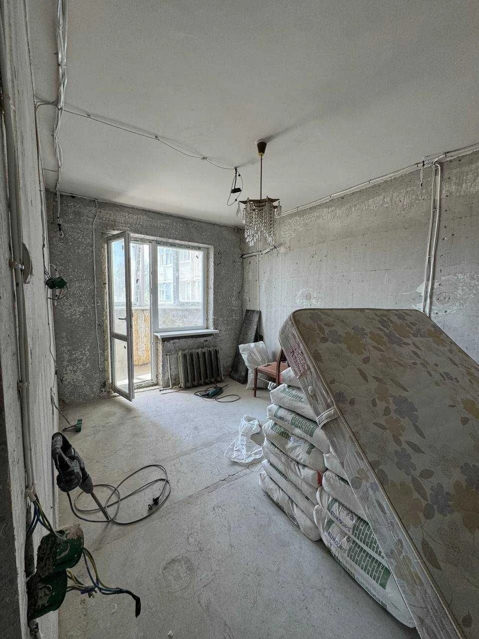 Продам 4 комнатную квартиру на Акаднмика Королева по выгодно
