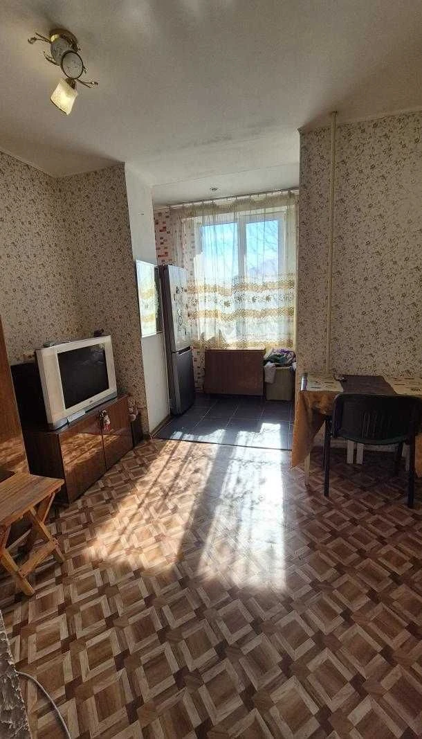 Продам гостинку со своими службами,  рядом с метро Индустриа