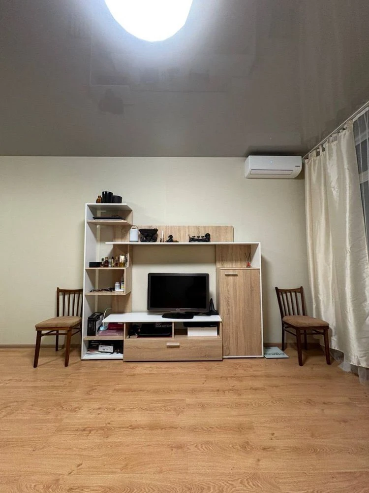 Продам квартиру з ремонтом ХШ 188, метро Вирлиця.