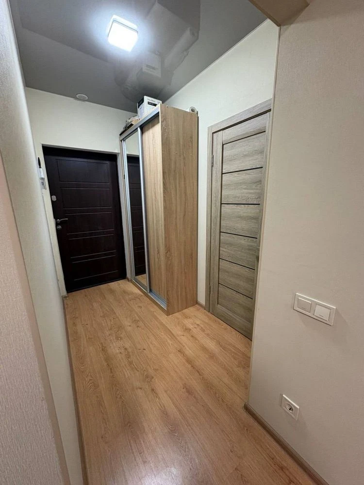 Продам квартиру з ремонтом ХШ 188, метро Вирлиця.