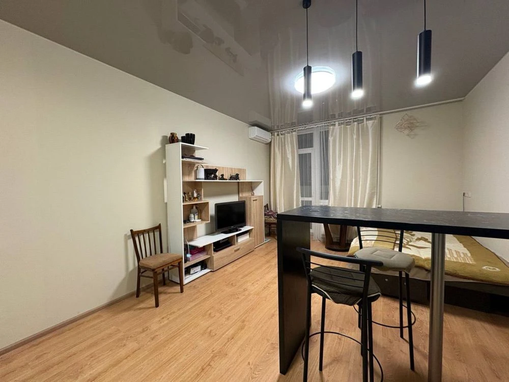 Продам квартиру з ремонтом ХШ 188, метро Вирлиця.