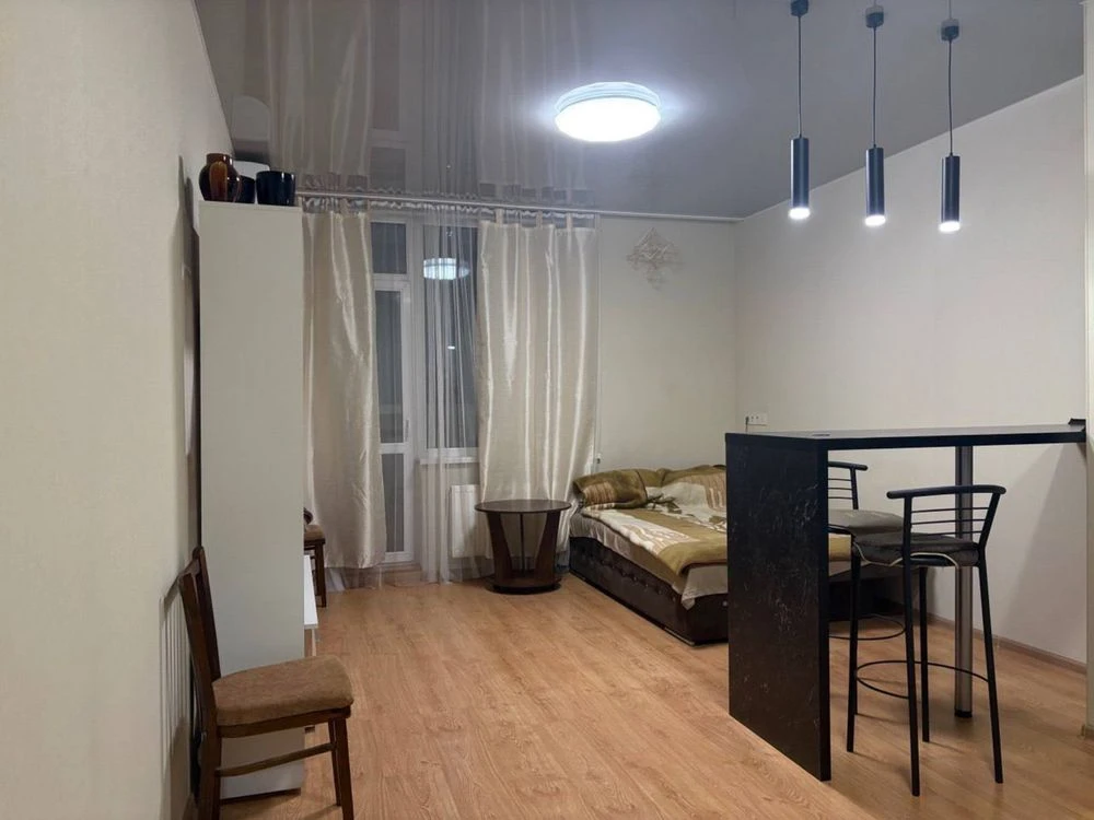 Продам квартиру з ремонтом ХШ 188, метро Вирлиця.