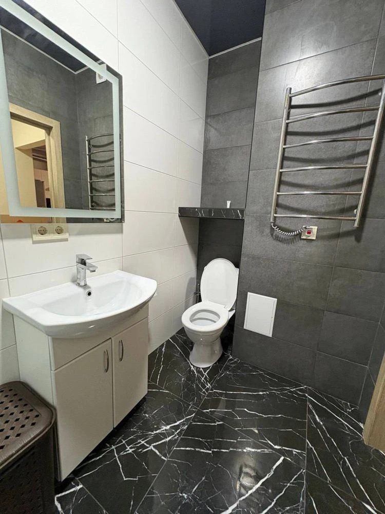 Продам квартиру з ремонтом ХШ 188, метро Вирлиця.