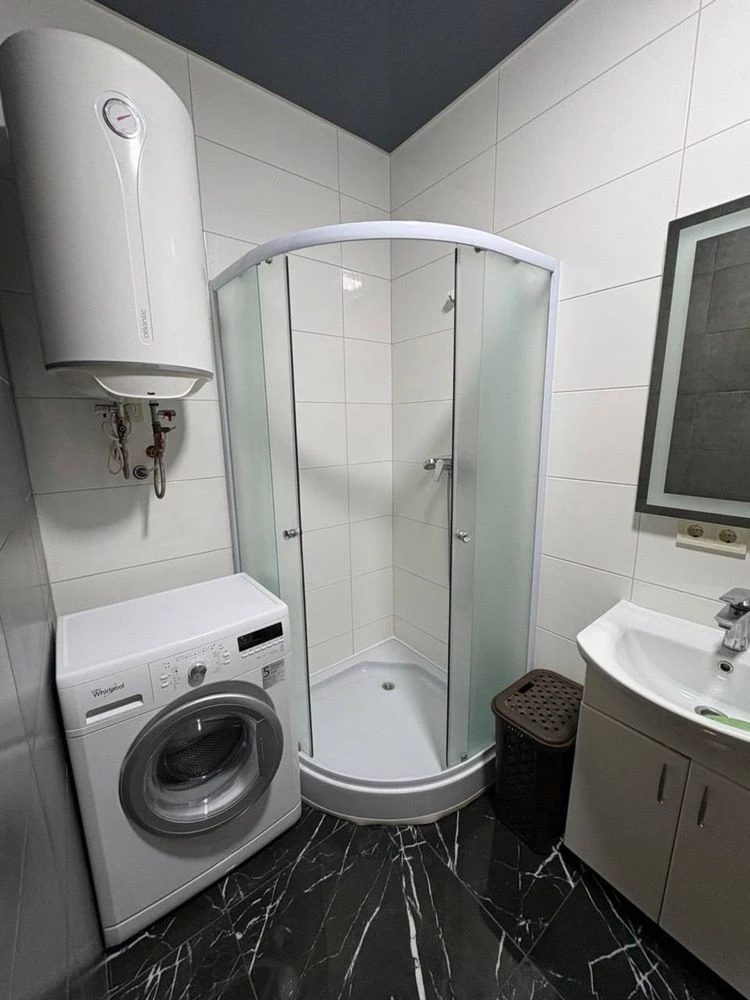 Продам квартиру з ремонтом ХШ 188, метро Вирлиця.
