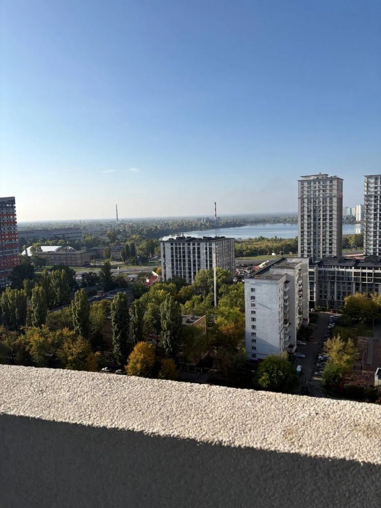 Продам квартиру з ремонтом ХШ 188, метро Вирлиця.