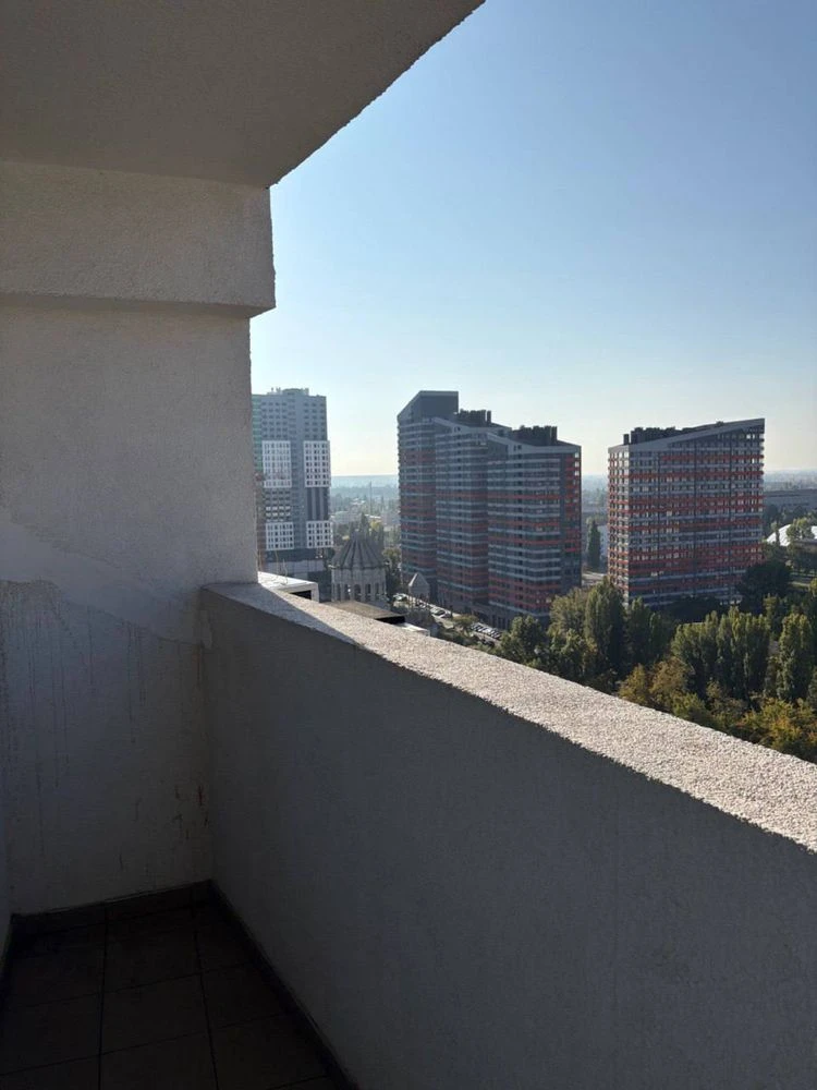 Продам квартиру з ремонтом ХШ 188, метро Вирлиця.