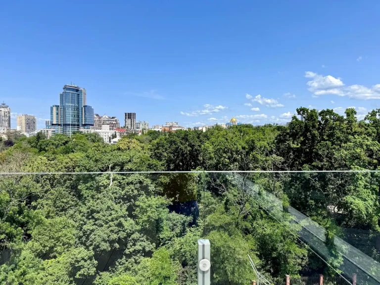 Продаж квартири 3-кімн. 136 м² 5/6 пов.