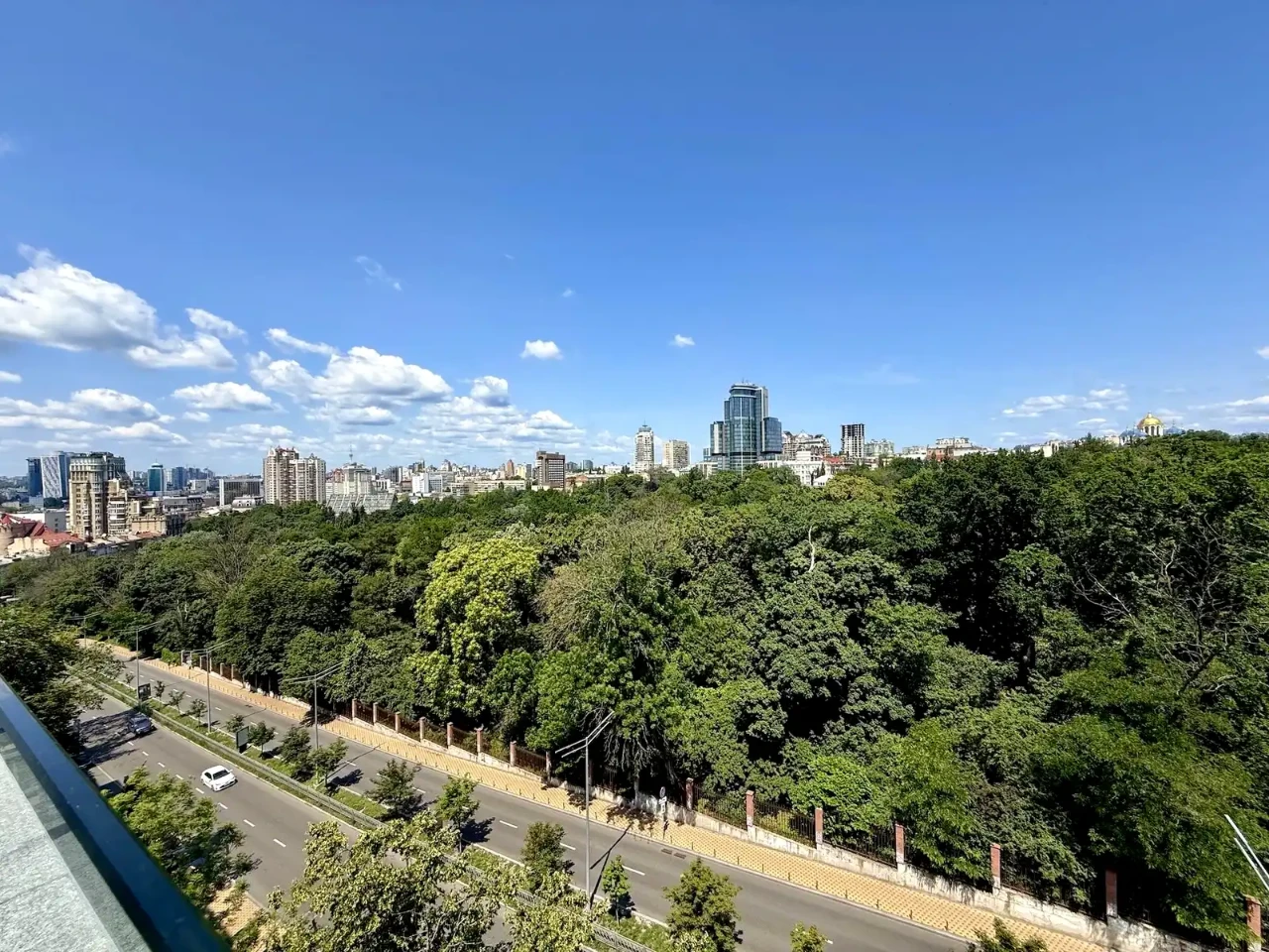Продаж квартири 3-кімн. 136 м² 5/6 пов.