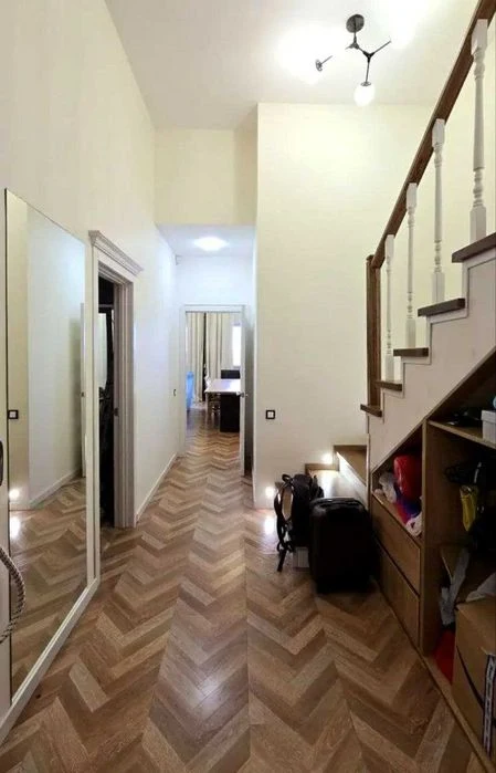 Selling a 3-room apartment of 120 sq. m in the Okolitsa SM residential complex.