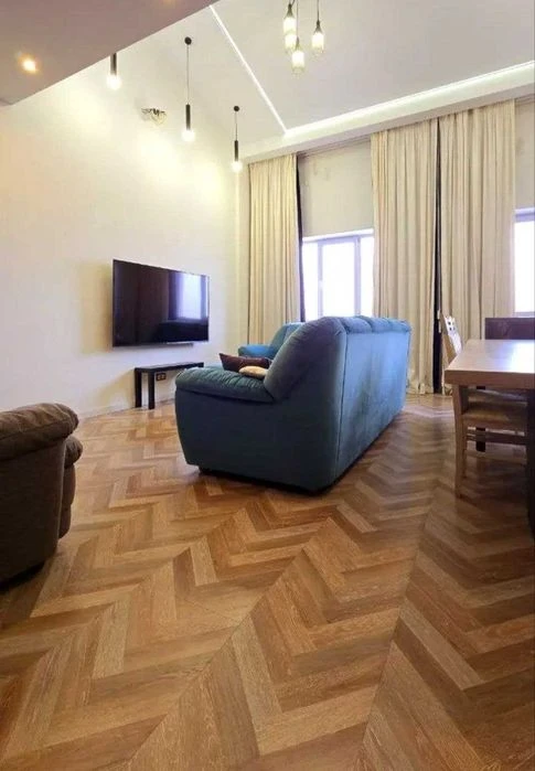 Selling a 3-room apartment of 120 sq. m in the Okolitsa SM residential complex.