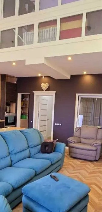 Selling a 3-room apartment of 120 sq. m in the Okolitsa SM residential complex.