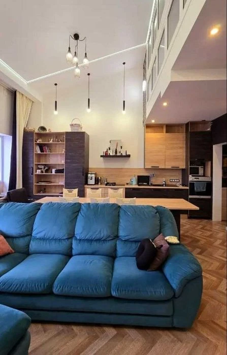 Selling a 3-room apartment of 120 sq. m in the Okolitsa SM residential complex.