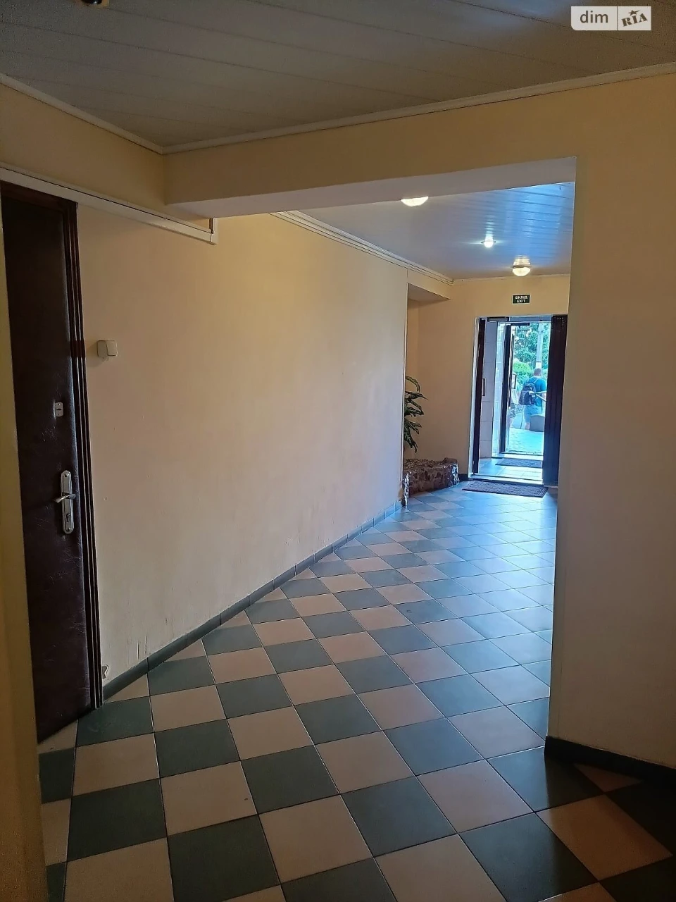 Apartment for Sale, Poczynki