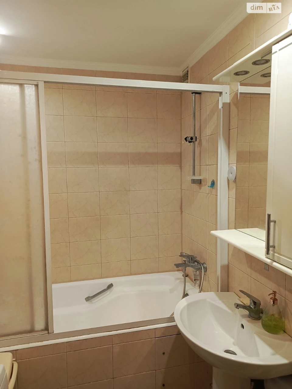 Apartment for Sale, Poczynki