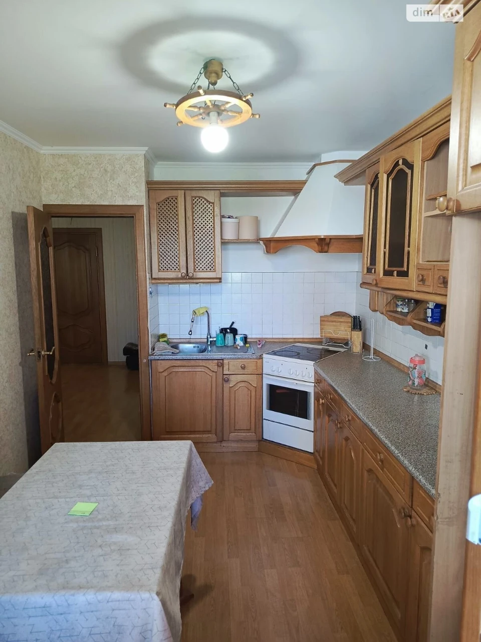 Apartment for Sale, Poczynki