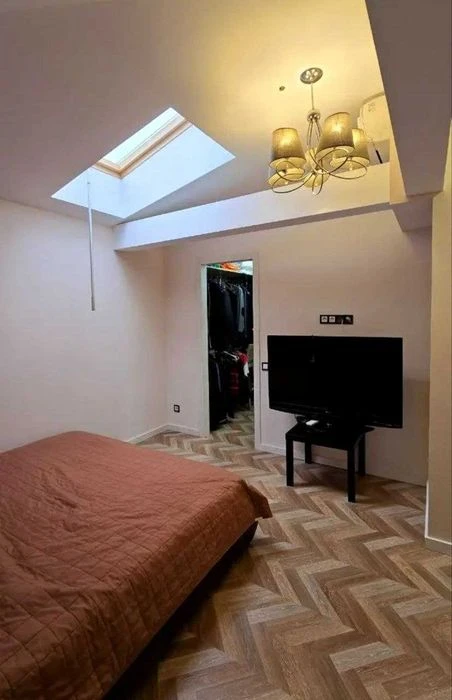 Selling a 3-room apartment of 120 sq. m in the Okolitsa SM residential complex.