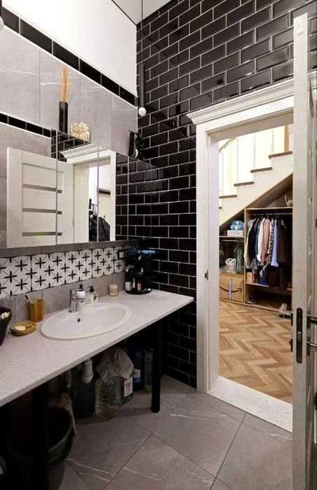 Selling a 3-room apartment of 120 sq. m in the Okolitsa SM residential complex.