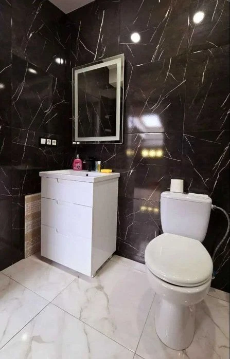 Selling a 3-room apartment of 120 sq. m in the Okolitsa SM residential complex.